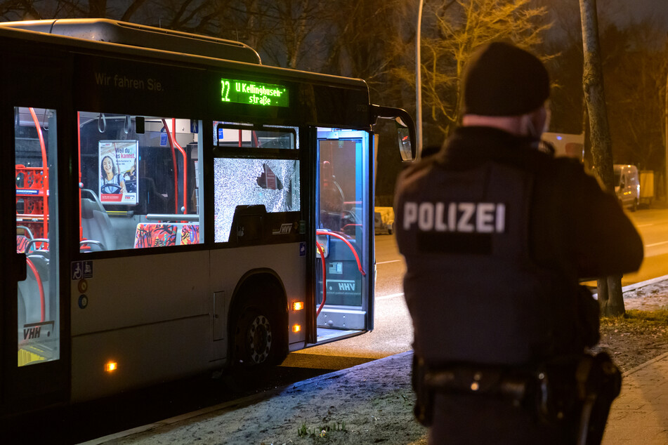 Der Mann wird verdächtigt, erst mehrmals auf sein Opfer eingeschlagen und ihm dann einen Kopfstoß versetzt zu haben, wie die Polizei am Donnerstag mitteilte. (Symbolbild)