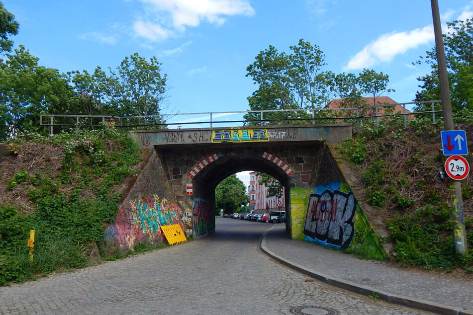 Diese Brücke, die über die Theodor-Neubauer-Straße führt, soll in den kommenden Monaten saniert werden.
