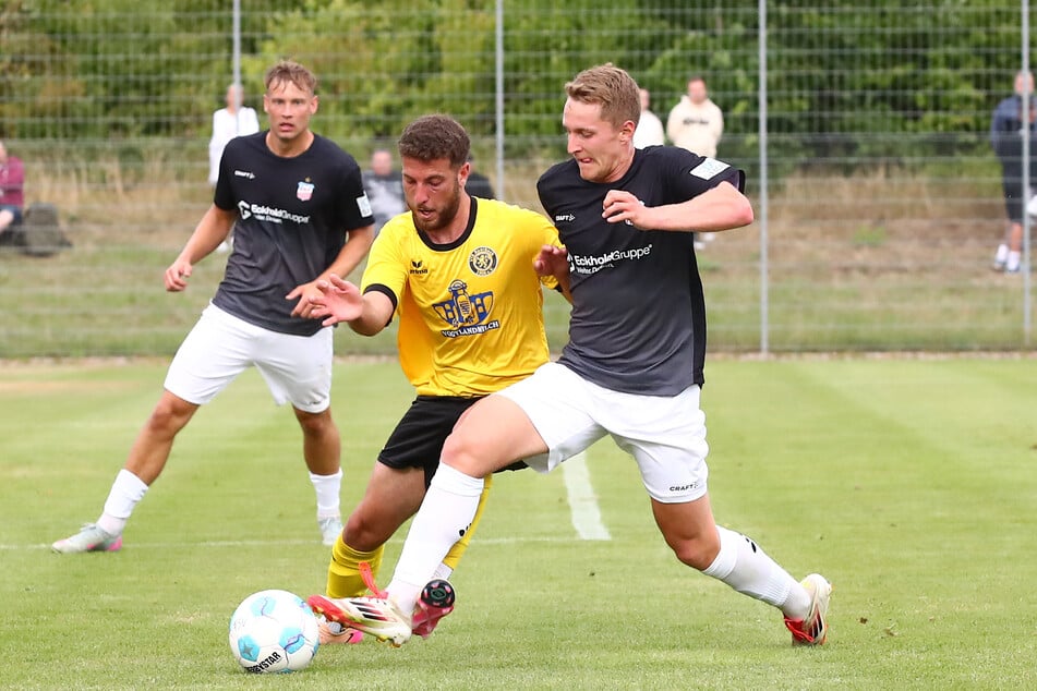 Neuzugang Daniel Haubner (26, r.) brachte den FSV Zwickau im siebten Testspiel früh in Führung.