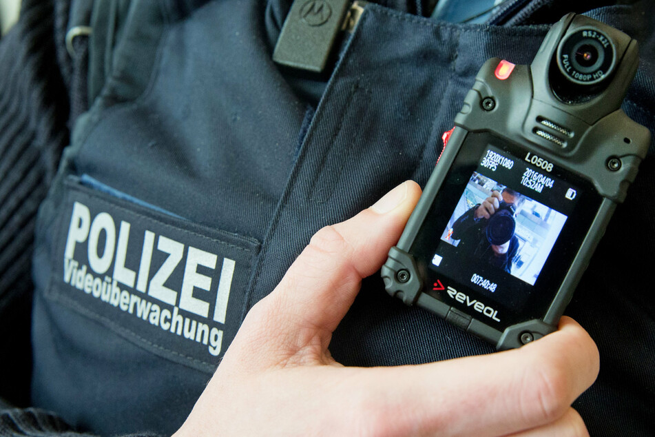 Ein Polizist zeigt im Ostbahnhof eine Bodycam zur Videoüberwachung. (Symbolbild)