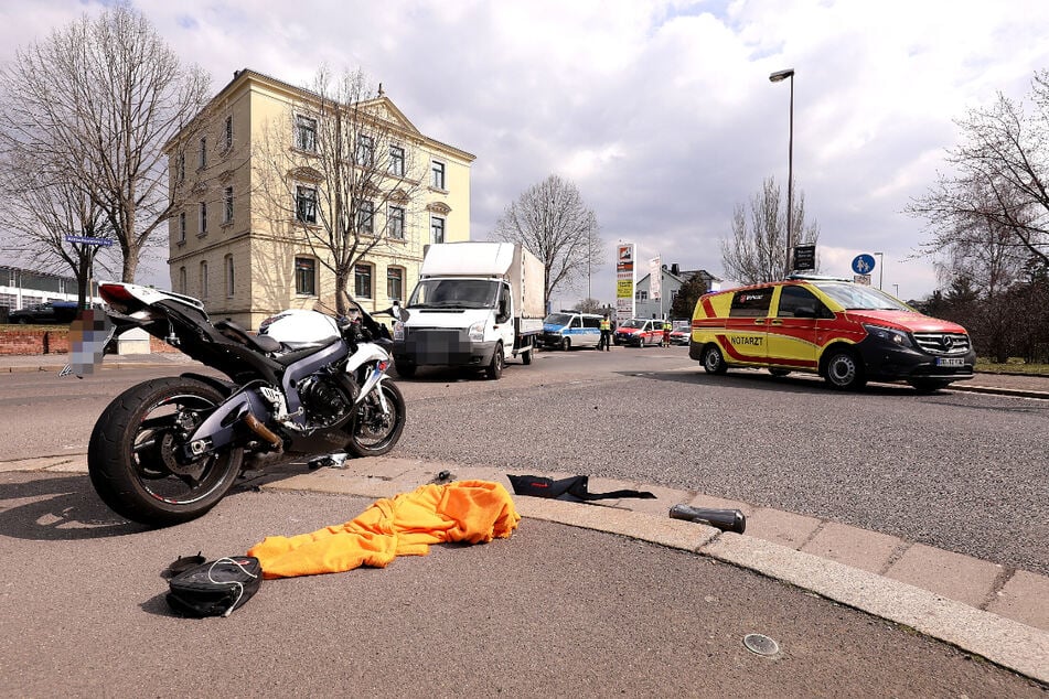 Rettungssanitäter kümmerten sich um den verletzten Biker.