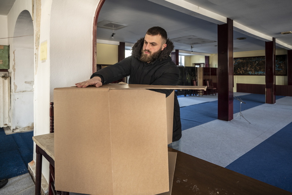 Emin Sezgi (23) faltet Kartons für die spontane Hilfsaktion aus Chemnitz.