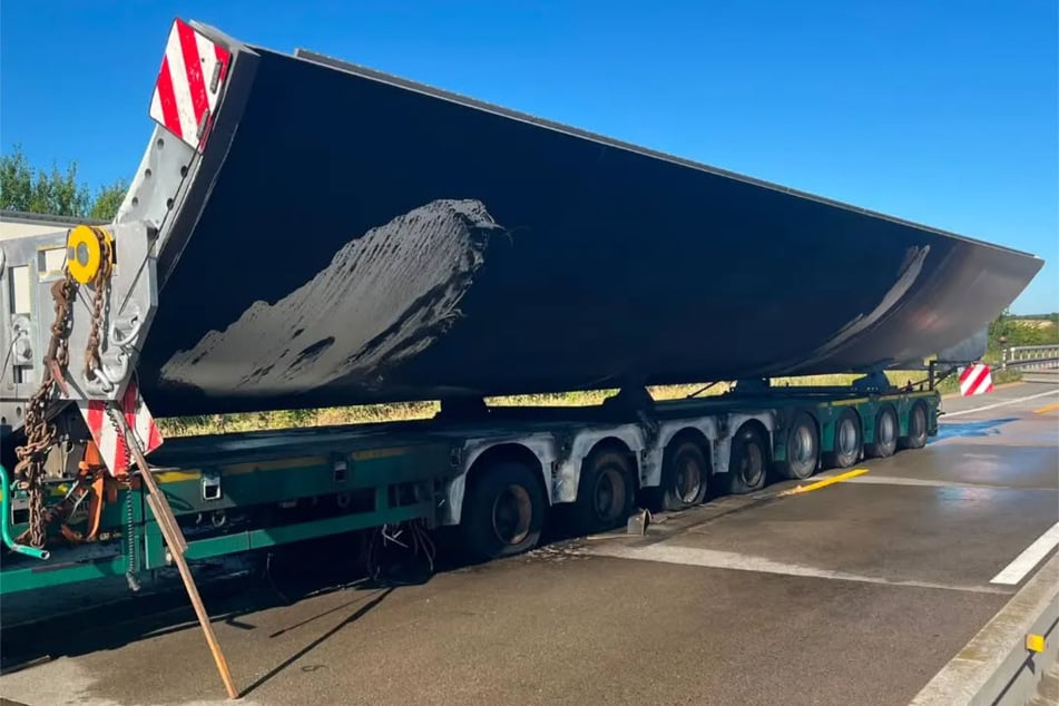 Unfall A2: Sperrung auf der A2: Schwerlasttransporter steht in Flammen