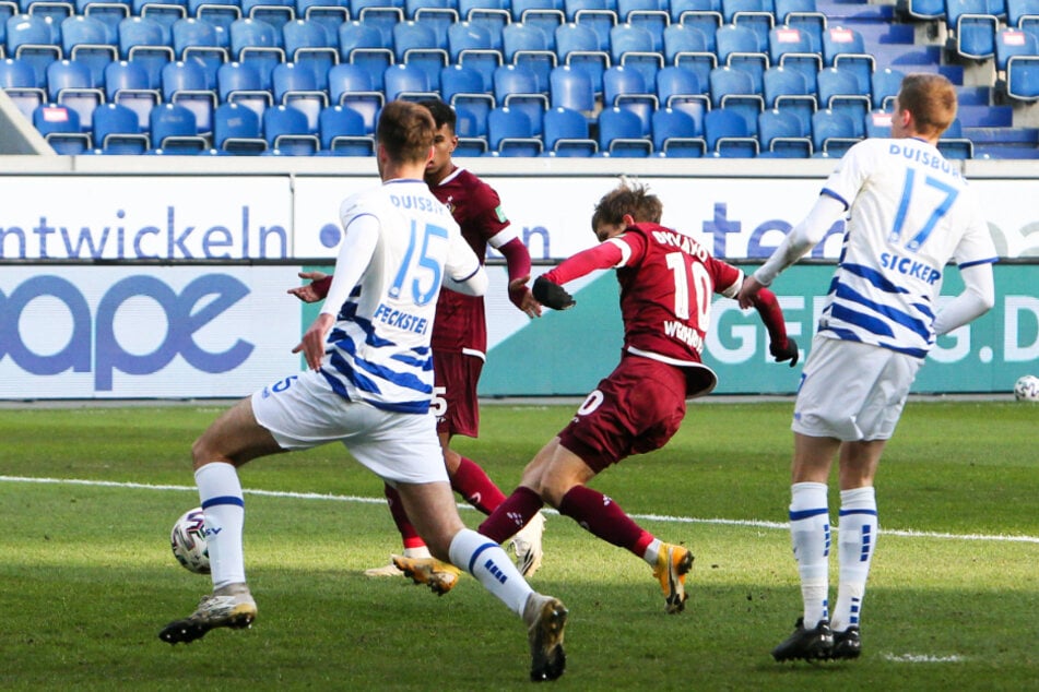 Das nächste Tor! Patrick Weihrauch (2.v.r.) legt das 2:0 für Dynamo nach.