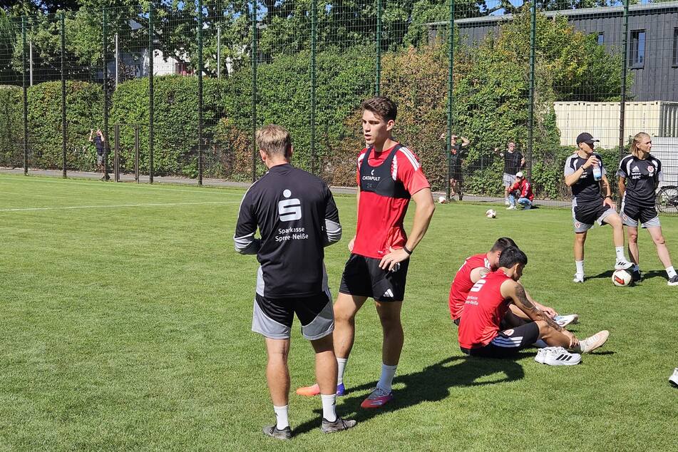 Marcel Beifus (23, 2.v.l.) wird seit mehreren Wochen bei Energie aufgebaut.