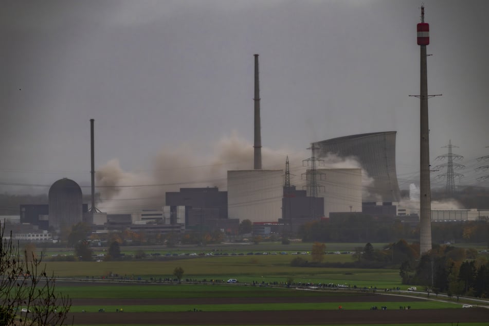 Die beiden Kühltürme des stillgelegten Kernkraftwerks Gundremmingen kollabieren bei ihrer Sprengung.