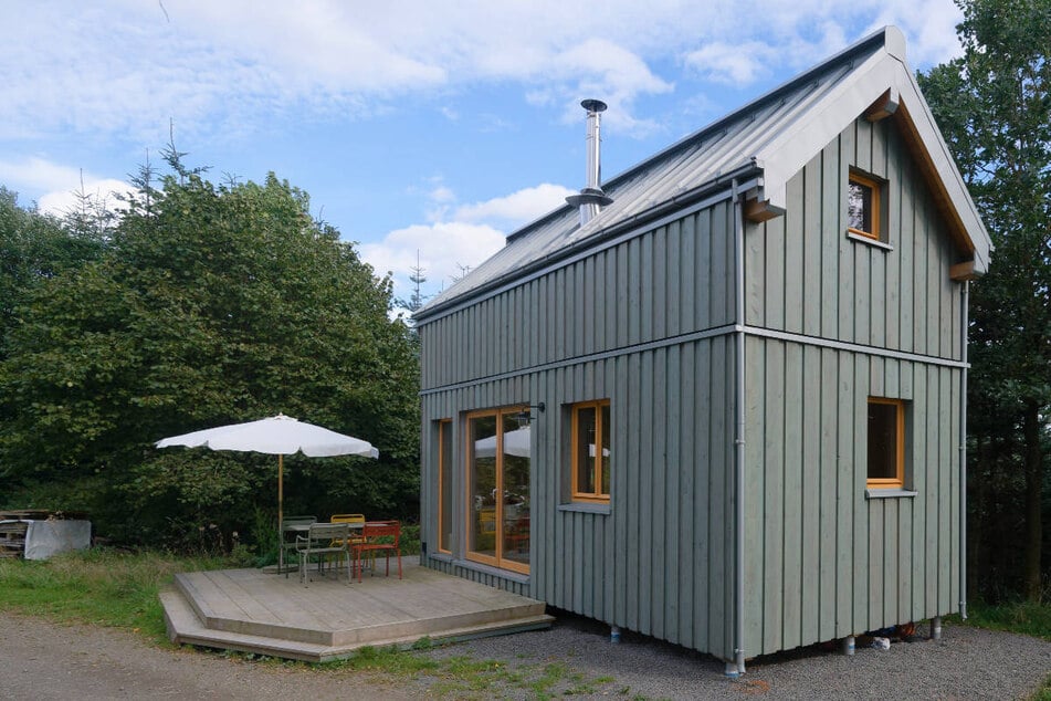 Auf der A20 ist ein Tiny House von einem Hänger gekippt. (Symbolfoto)