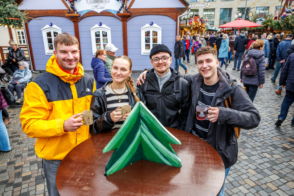 Für die Studenten Ronny Kunath (23, v.l.), Marisa Siebert (19), Felix Waldau (24) und Lars Klaue (25) gibt es bei Glühwein keine Temperatur-Grenze.