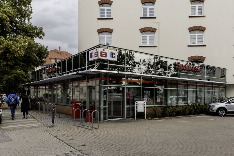 Diese Sparkassenfiliale an der Heidestraße in Pieschen hat am Dienstag ein unbekannter Täter überfallen.