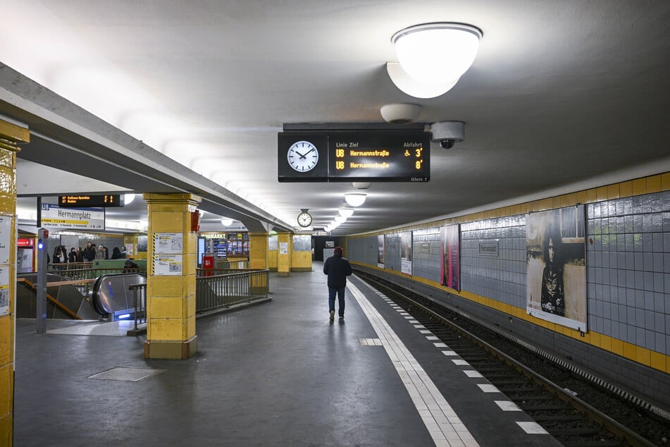 BVG-Mitarbeiter wurden am Sonntag von einer Männergruppe am Hermannplatz attackiert. (Archivfoto)
