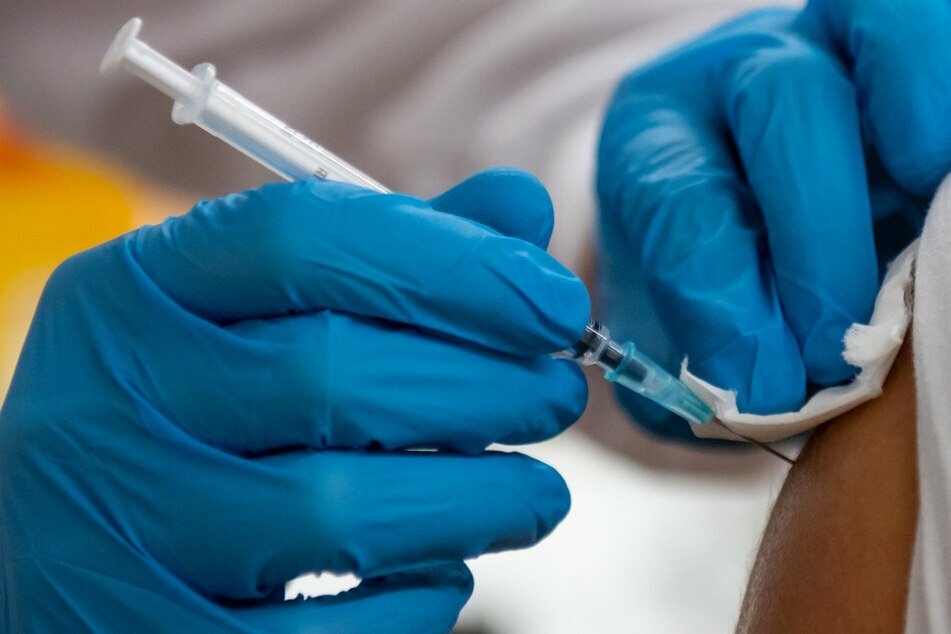 Die Impfung sei nach wie vor der wichtigste Schutz gegen das Coronavirus, erklärten Sachsens Sozialministerium sowie Ärzteverbände am Freitag.