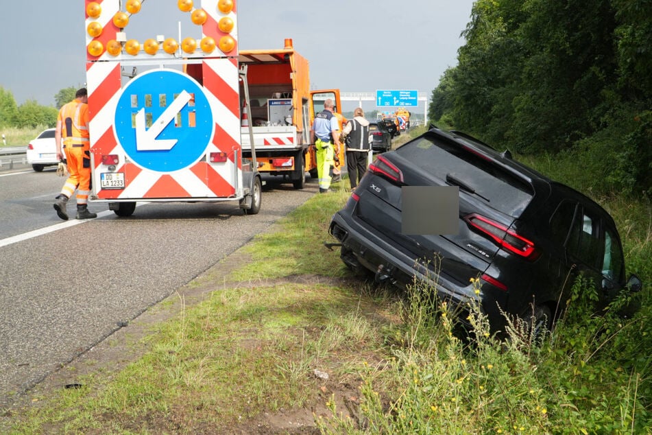 Auf der A14 bei Leipzig ist es am Sonntag zu gleich zwei Unfällen gekommen. Dabei war unter anderem dieser BMW im Straßengraben gelandet.