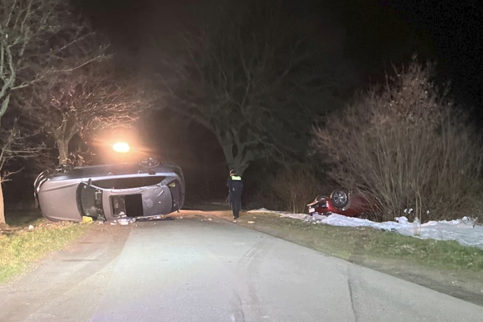 Nach einer Verfolgungsjagd mit der Polizei sind ein Audi und ein BMW in Tarmstedt zusammengestoßen und haben sich daraufhin überschlagen.