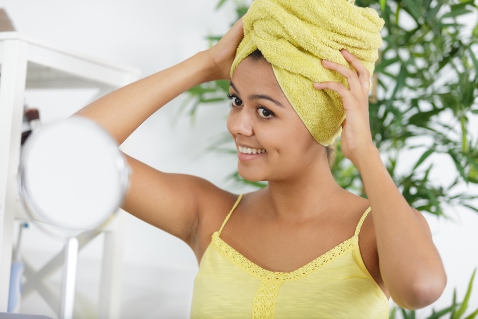 Um Klebereste aus Haaren zu entfernen, sollte man den Conditioner gut einwirken lassen.