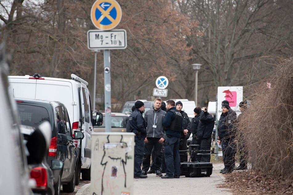 Am Mittwoch sind Kriminalpolizei und Spurenermittler der Polizei in der Nähe des Fundortes im Einsatz.