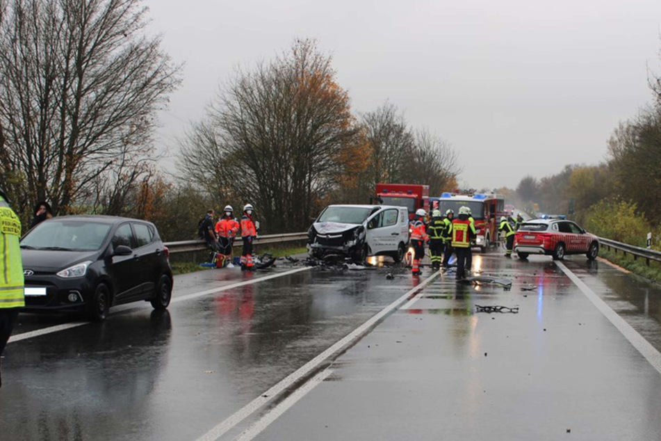Bei dem Unfall auf der B56 in Düren entstand ein Sachschaden in Höhe von rund 40.000 Euro.