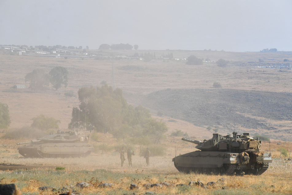 Ein israelischer Panzer bezieht nahe der Grenze zu Libanon Stellung. Die Hisbollah übernahm am Sonntag die Verantwortung für Raketenbeschuss aus dem Südosten Libanons auf von Israel besetzte Gebiete. Israelische Artillerie erwiderte nach Angaben eines Sprechers das Feuer.