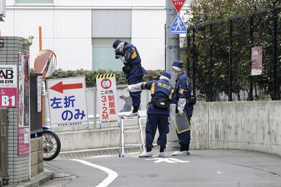 Die japanische Polizei ermittelt zu den Hintergründen der Bluttat.