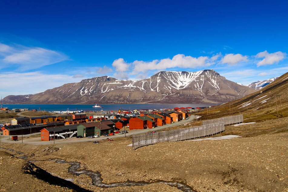 Blick auf Longyearbyen, dem Verwaltungszentrum von Spitzbergen.
