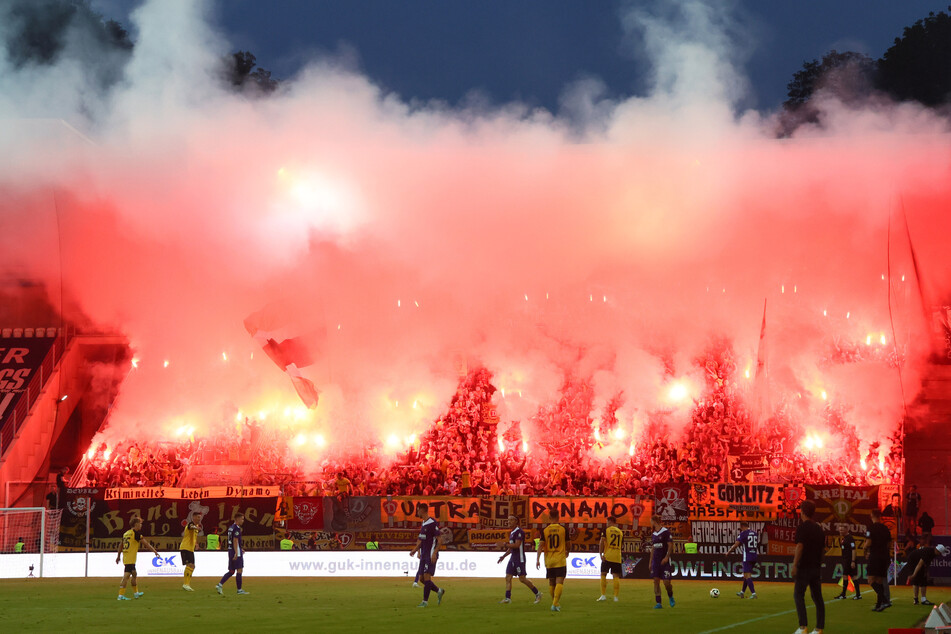 In beiden Fanblocks wurde gezündelt - hier die Zündelei im Dynamo-Block.