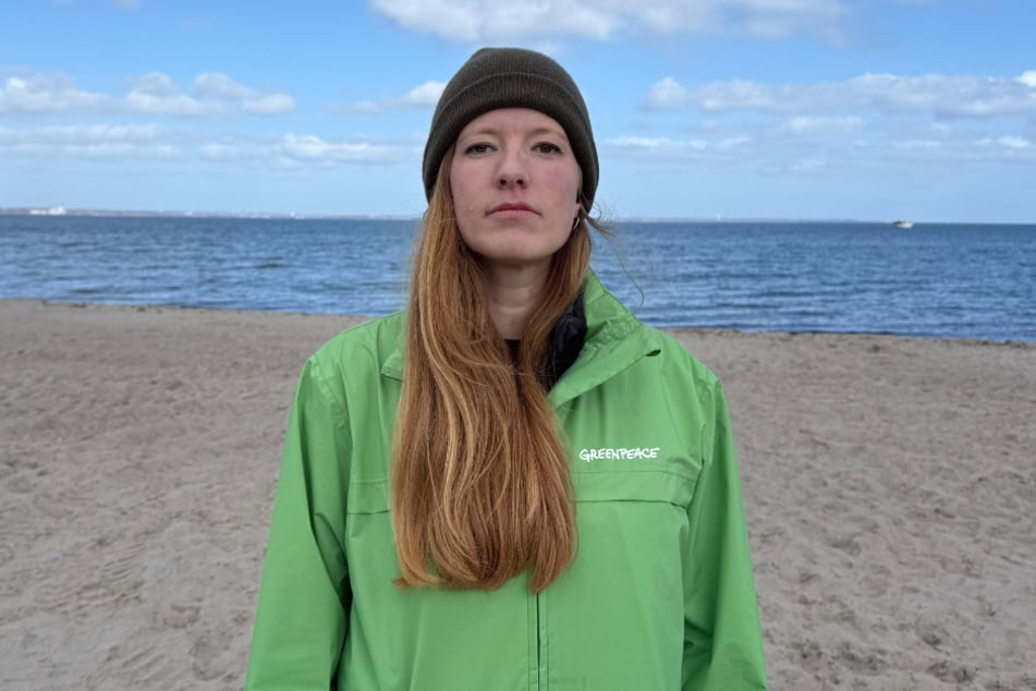 Greenpeace-Aktivistin Daniela von Schaper warnt vor dem Risiko, dass sich der Wal in Fischernetzen verfangen könnte.
