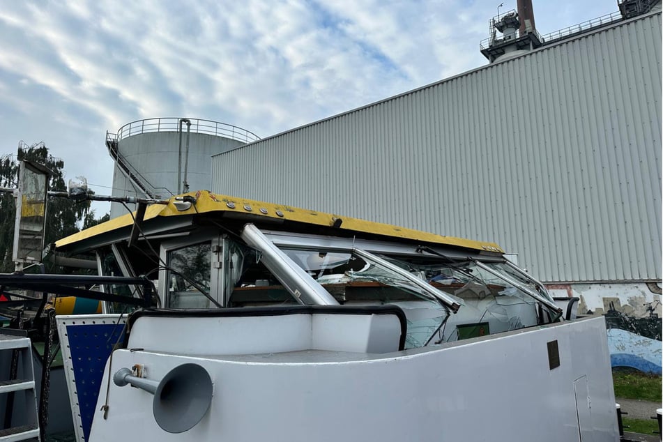 Ein Gütermotorschiff ist am Osnabrücker Hafen gegen eine niedrige Brücke gerammt.