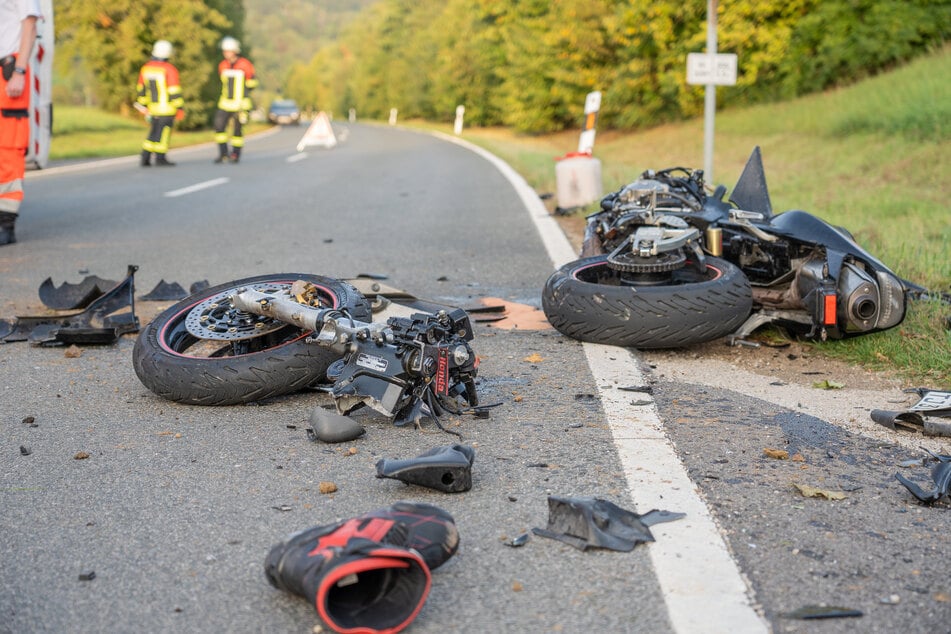 Das Motorrad des 23-jährigen Verstorbenen wurde bei dem Unfall in zwei Teile gerissen.