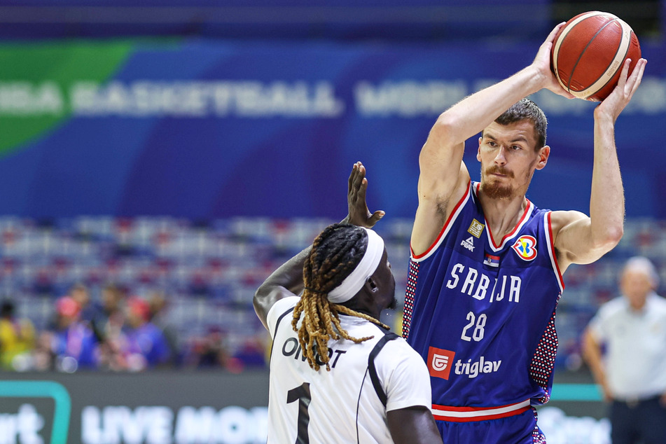 Nach einem Foul von Nuni Omot (28, l.) verlor Serbiens Basketball-Star Boriša Simanić (25) eine Niere.
