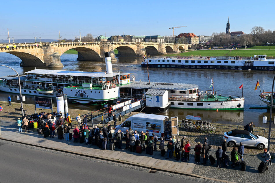 Vor zwölf Tagen legte die "Dresden" zur großen Hamburg-Fahrt am Terrassenufer ab.