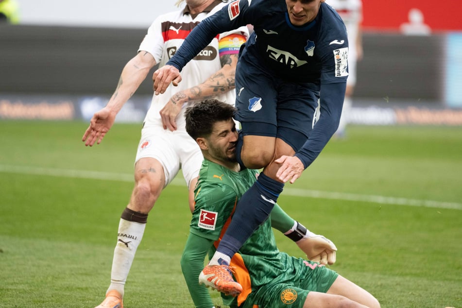 St.-Pauli-Keeper Nikola Vasilj (29) prallte mit Hoffenheims Grischa Prömel (31) zusammen und holte sich eine blutige Nase ab.