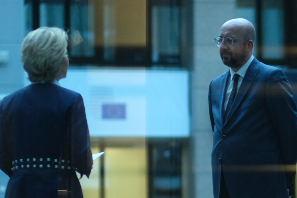 Charles Michel (r), Präsident des Europäischen Rates, und Ursula von der Leyen, Präsidentin der Europäischen Kommission, unterhalten sich am 24. April.