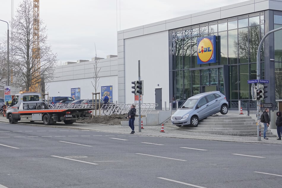 Die Mercedes B-Klasse setzte an der obersten Treppenstufe auf und konnte sich selbst nicht mehr aus der Situation befreien.