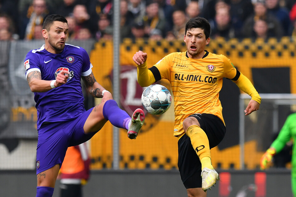 Pascal Testroet (l., hier gegen Jannis Nikolaou) biss sich beim Derby in Dresden trotz einer schmerzhaften Knieverletzung durch.