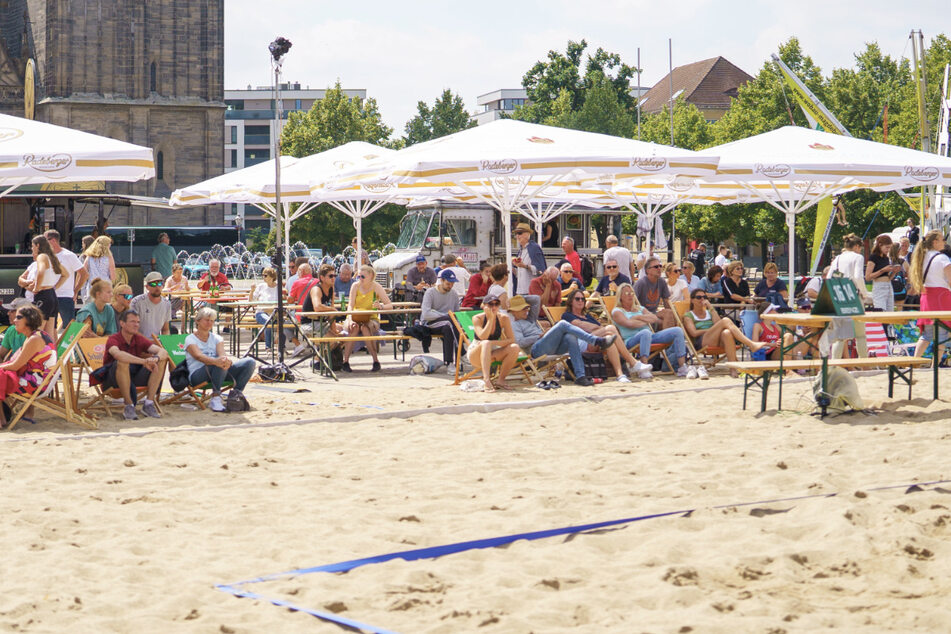 Für eine Woche hat Magdeburg wieder einen Strand in der Innenstadt (hier 2022 noch vor dem Dom).