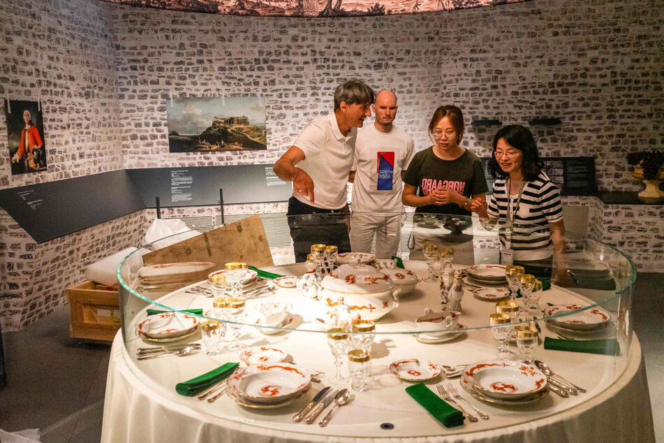 Festungs-Chef Dr. André Thieme (55, l.) beim Ausstellungsaufbau im Stadtmauermuseum Nanjing.