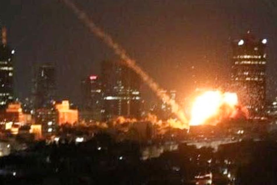 Im Rahmen der Eskalation im Nahen Osten wird Israels Hauptstadt Tel Aviv immer wieder von Raketen getroffen.