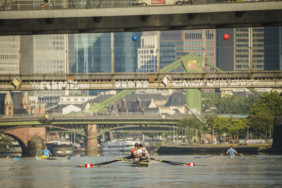Frankfurt am Main: Vielerorts wird sich nach Abkühlung bei hochsommerlichen Temperaturen gesehnt. Doch einige treiben trotz enormer Hitze Sport.