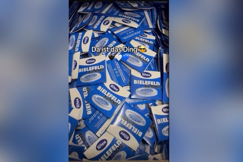 "Bielefeld kommt": Die Gummis sind limitiert und werden beim Public Viewing in Bielefeld verteilt.