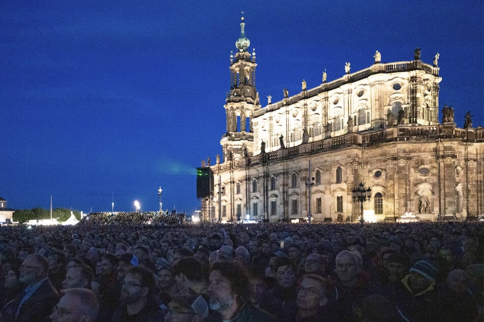 Tausende Fans kamen auf den Theaterplatz und lauschten dem Hör-Spektakel, das auch optisch einiges zu bieten hatte.