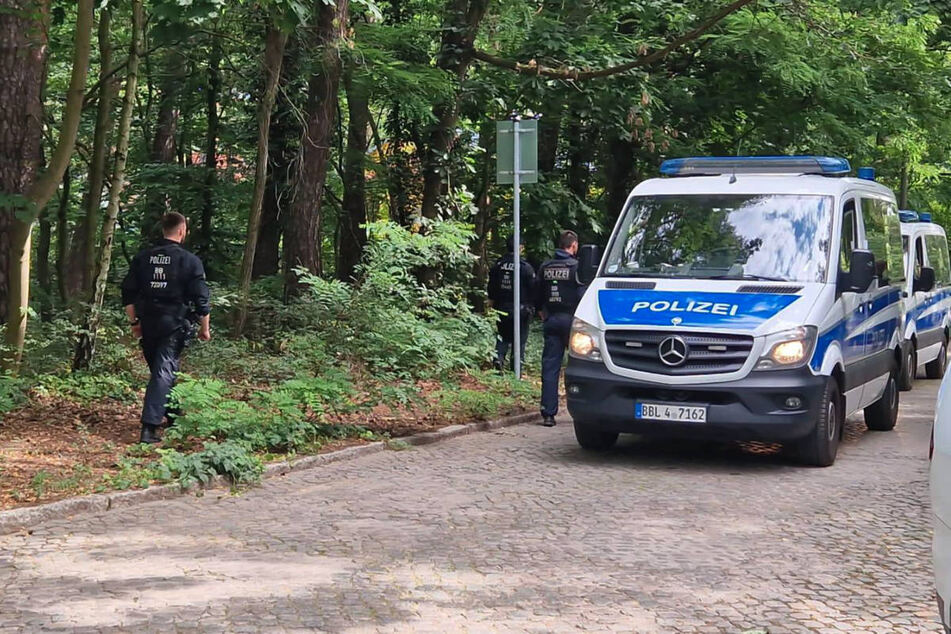 Die Polizei ist in Kleinmachnow und im Süden von Berlin auch am Freitag weiter auf der Suche nach der Löwin.