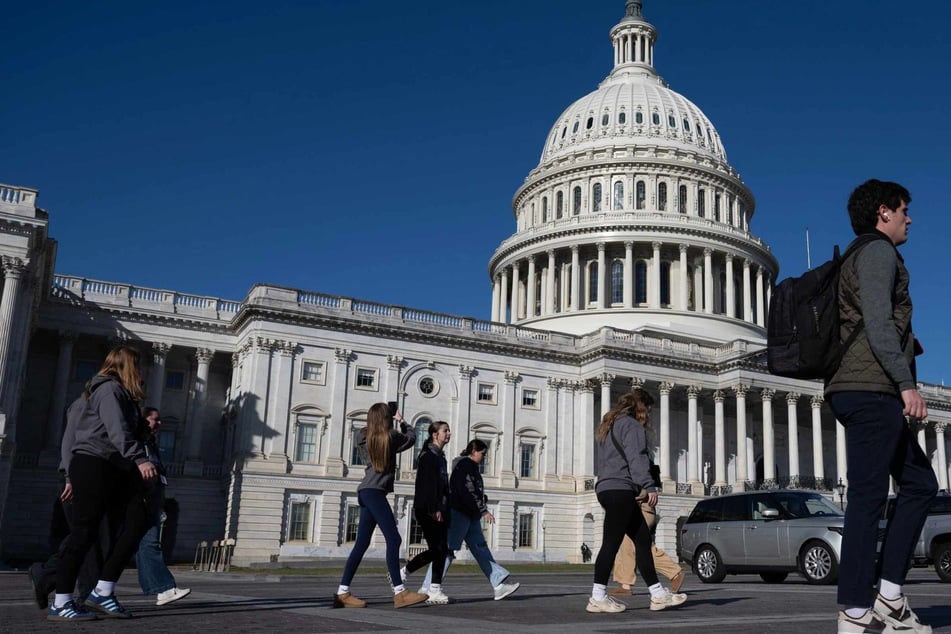 Federal workers return after record-breaking government shutdown: "Hope it won't happen again"
