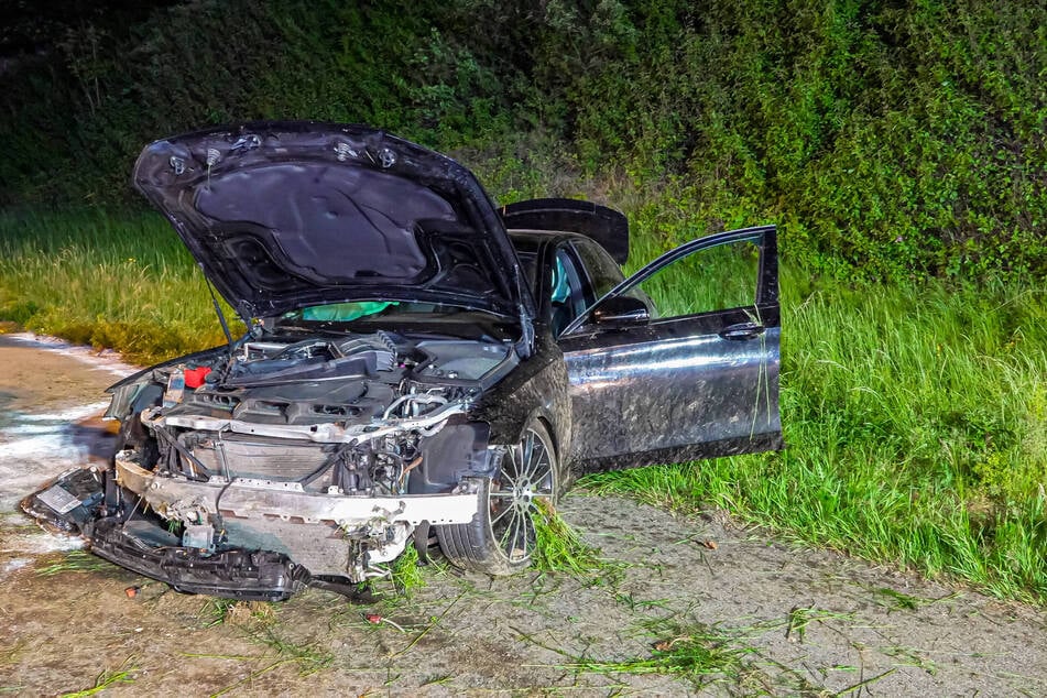 Der Wagen wurde bei dem Crash stark zerstört.
