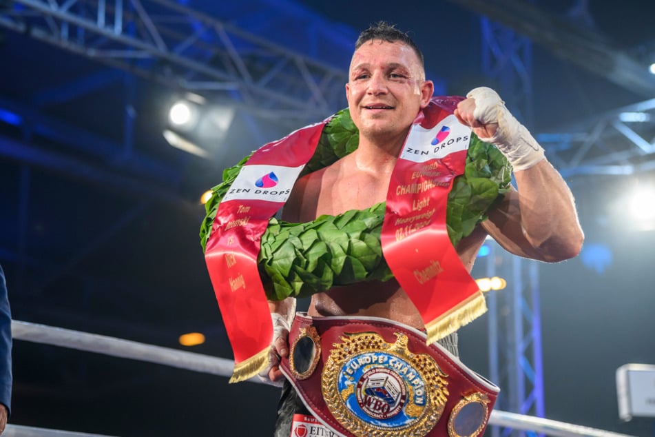 Nick Hannig (38) krönte sich in der Nacht zum Sonntag im ausverkauften Chemnitzer Kraftverkehr zum WBO-Europameister.