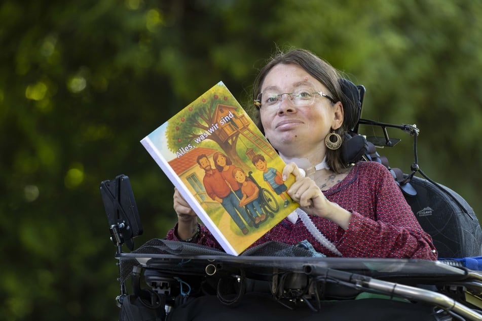 Christin mit ihrem jüngsten Werk. Darin verarbeitet sie eigene Erfahrungen und Erlebnisse. Sie hofft, dass das Buch Menschen inspiriert.