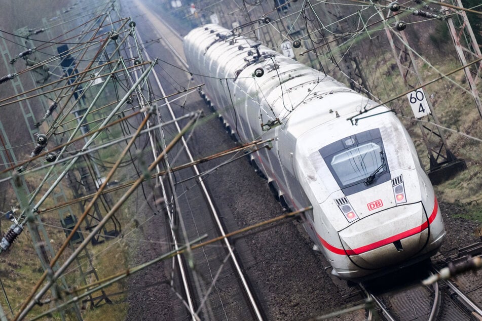 Lokführer bemerkt Kleidung im Gleis: Wichtige ICE-Strecke im Osten muss voll gesperrt werden
