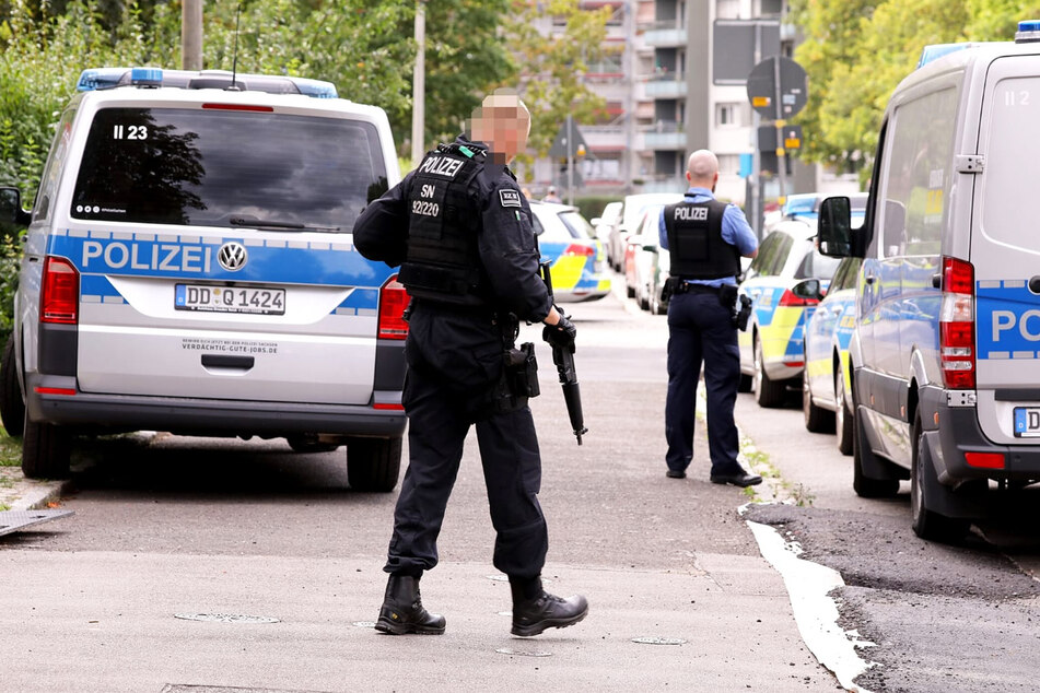 Mehrere Einsatzfahrzeuge und schwer bewaffnete Beamte durchkämmten die Johannstadt.
