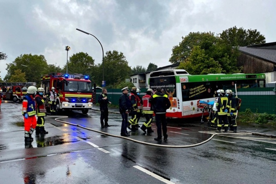 Ein Linienbus ist in Dortmund in eine Häuserfront gekracht.