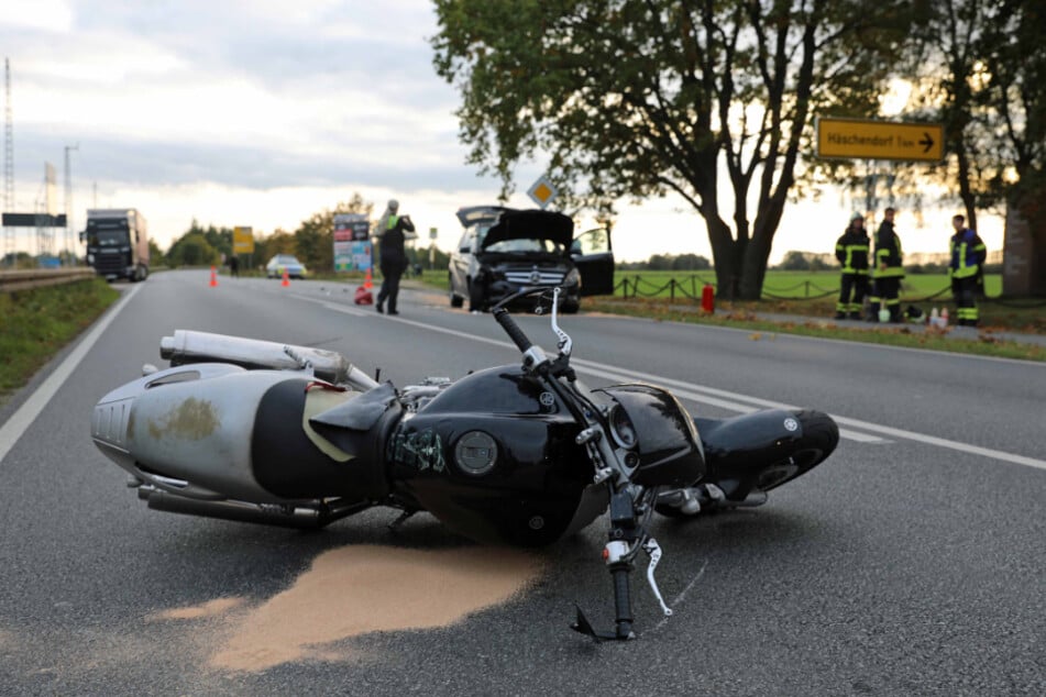 Biker Wird Beim Abbiegen Von Auto Erfasst: Zwei Menschen Teils Schwer ...