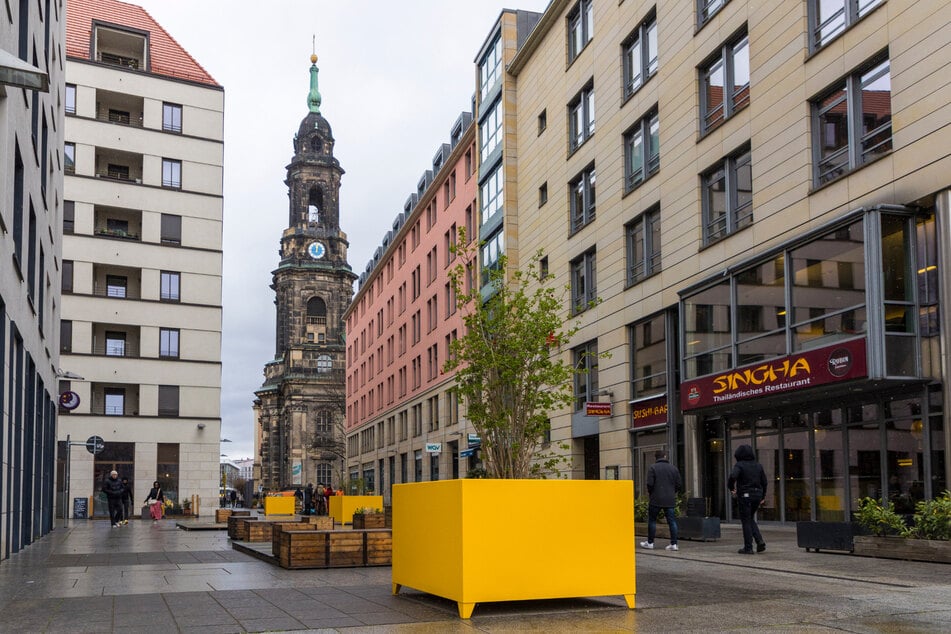 Die Pfarrgasse zieren jetzt gelbe Farbtupfer.