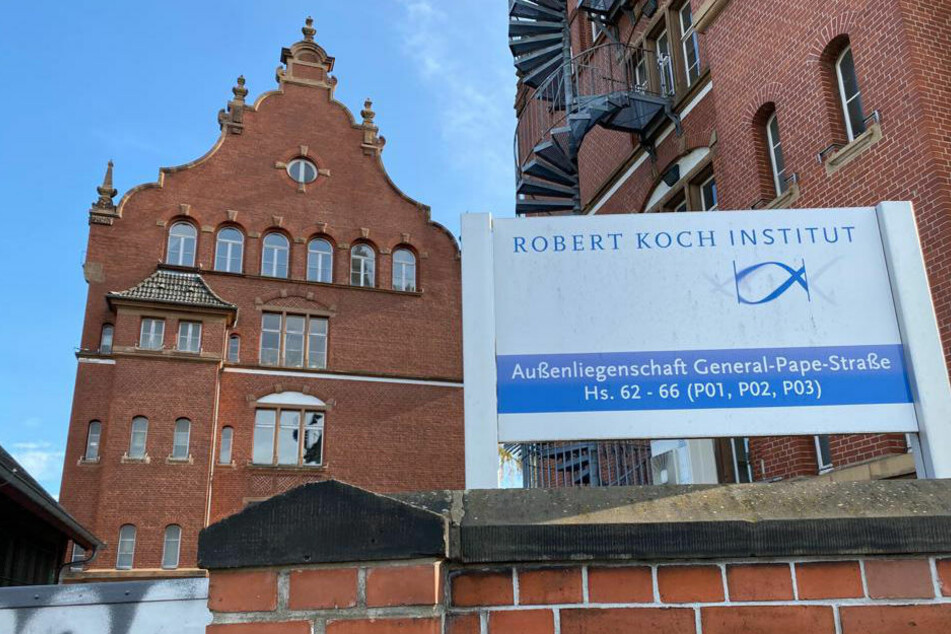 Auf die Außenstelle des Robert Koch-Instituts in der General-Pape-Straße wurde in der Nacht zu Sonntag ein Brandanschlag verübt!